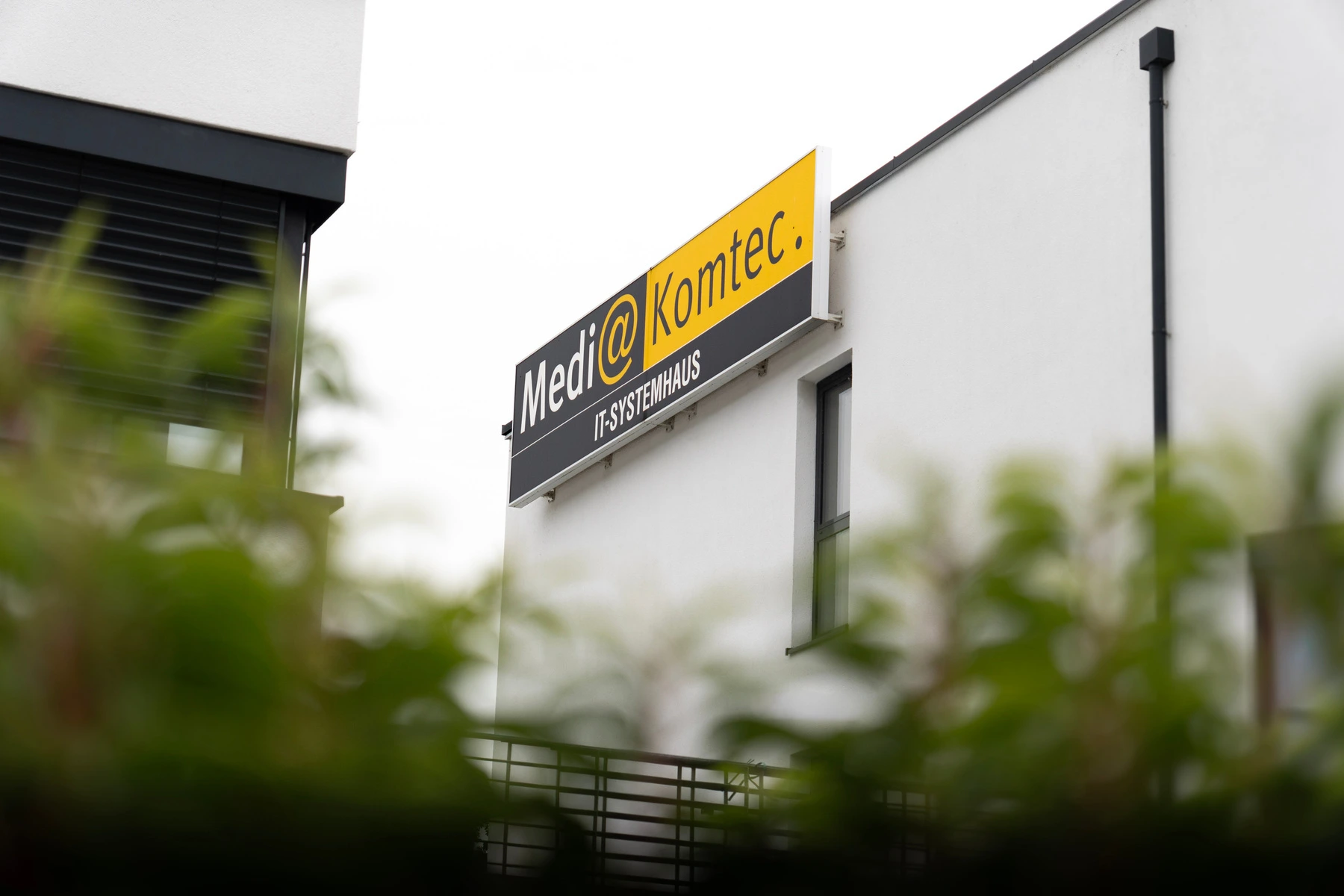 MediaKomtec Schriftzug am Gebäude